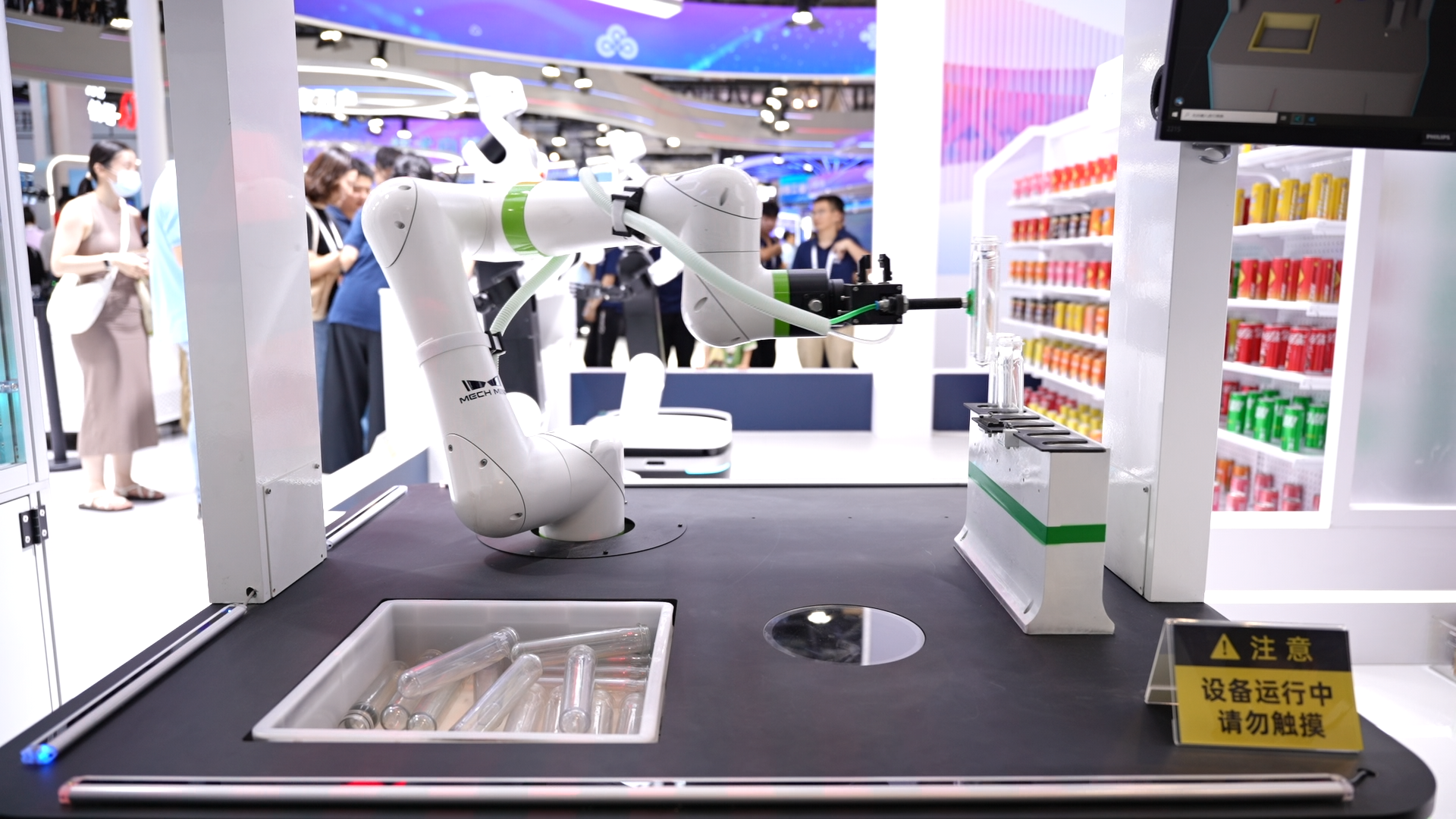 梅卡曼德WAIC 2025現場演示-AI自主識別及操作透明物體