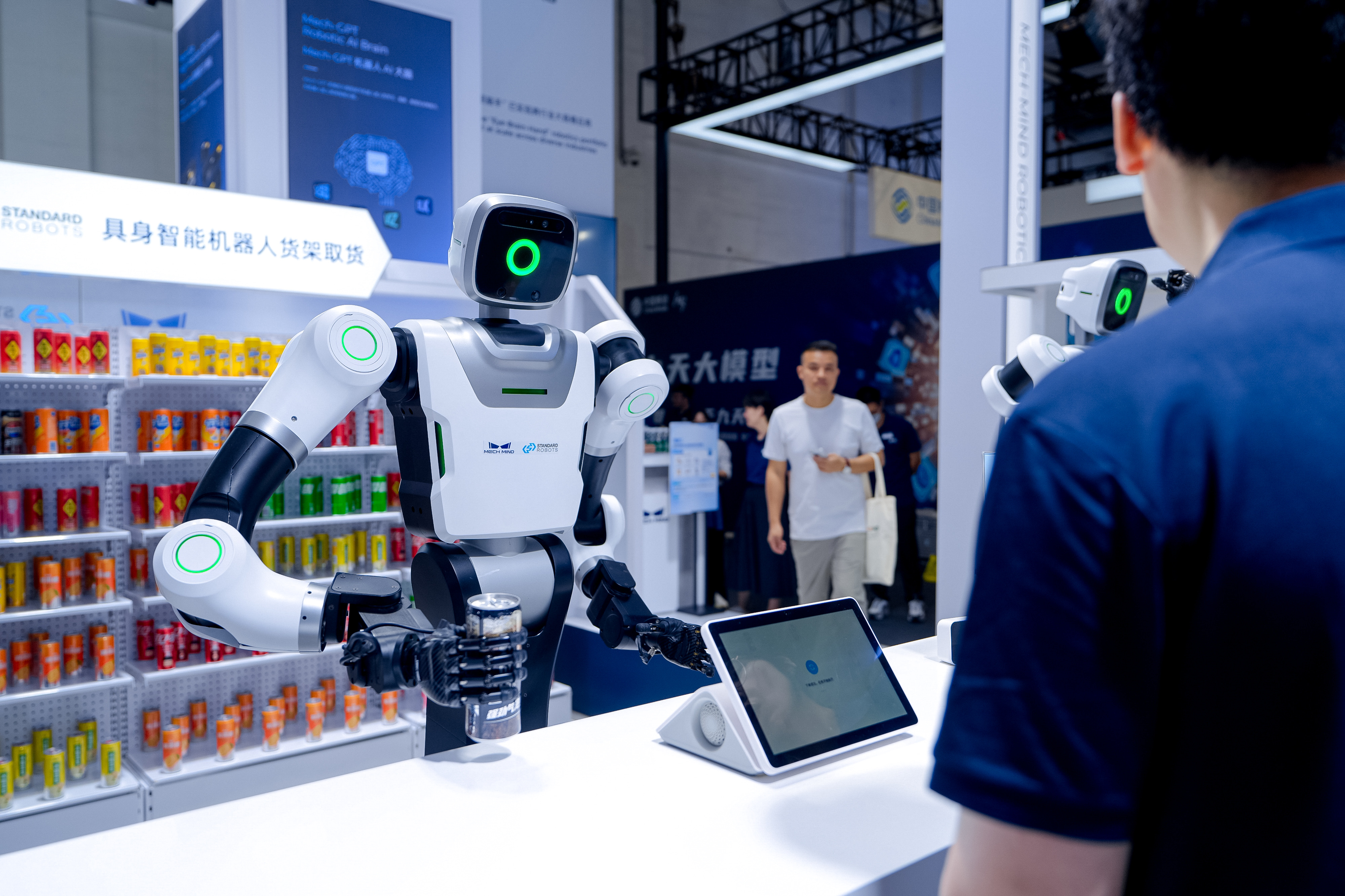 梅卡曼德WAIC 2025現場演示-人形機器人自主取貨