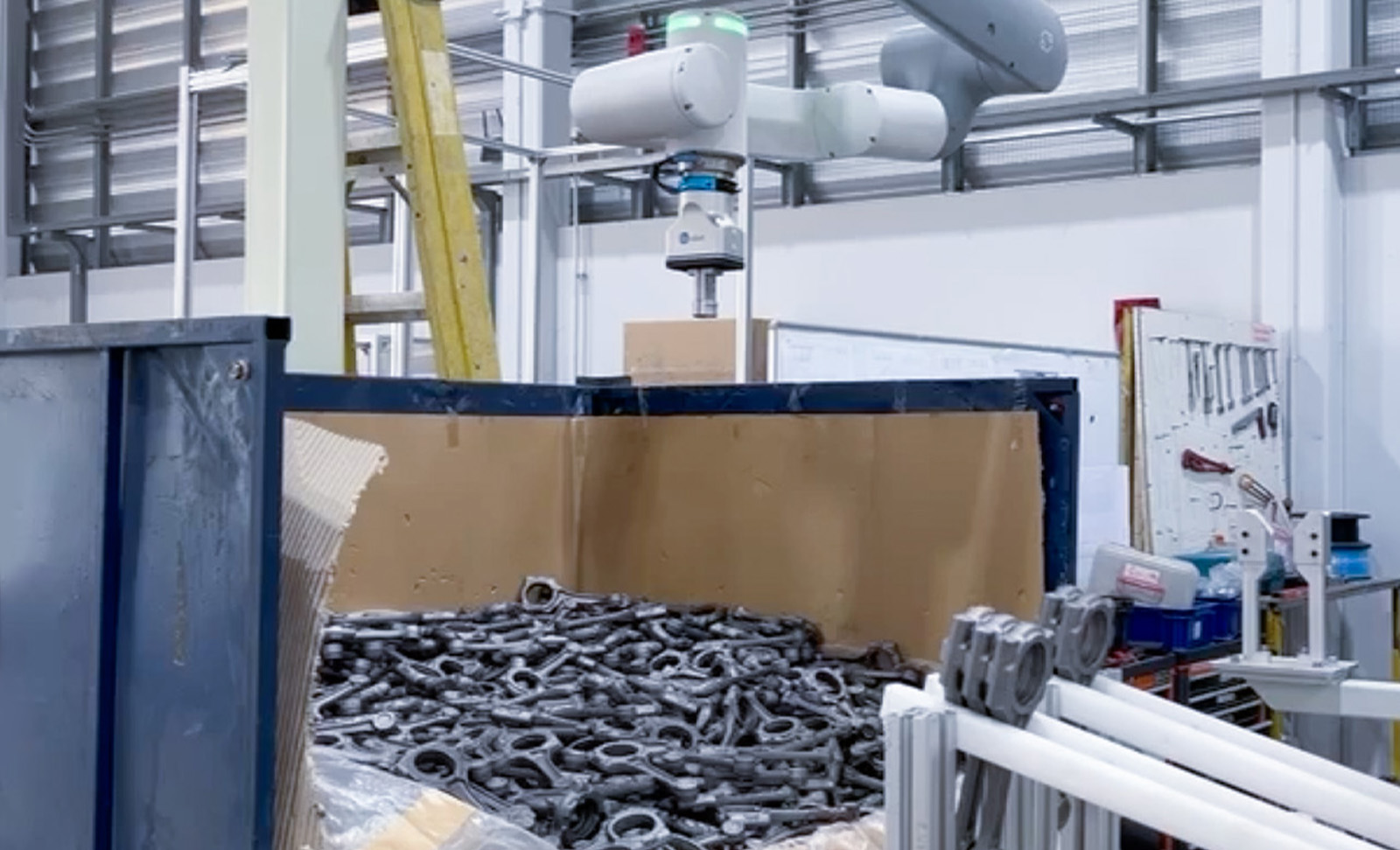 AI視覺引導(dǎo)發(fā)動機連桿無序上料 | 國際某頭部汽車品牌